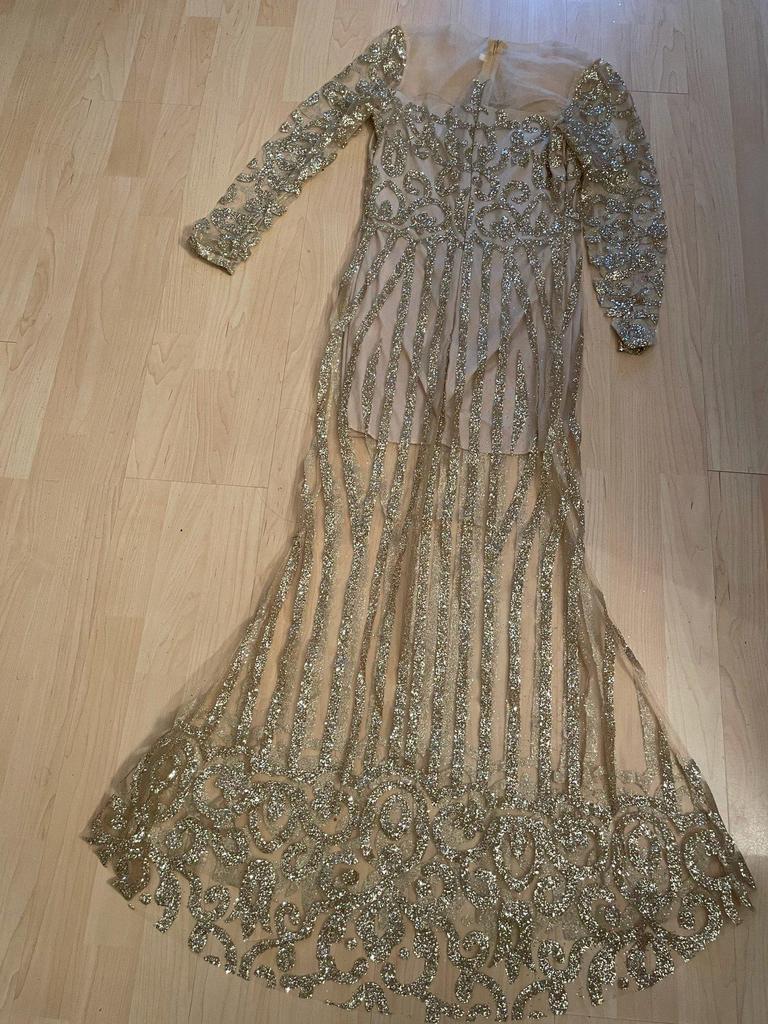 Элегантное платье миди с пайетками золотого цвета, завышенной талией и эластичным запахом на груди.