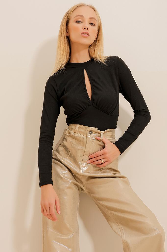 Women's Blouse New Season Fashion Red Half Turtleneck Cut Crop Knitted Blouse