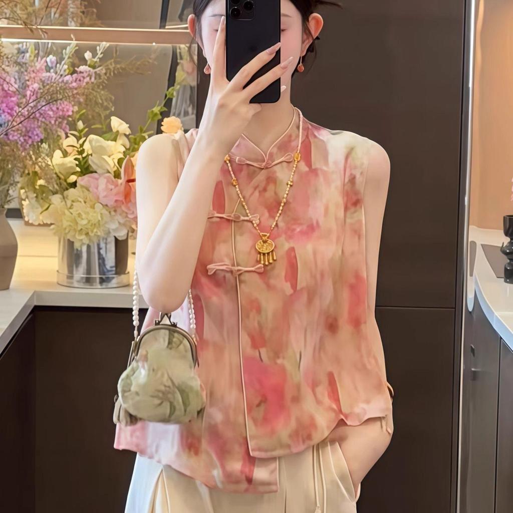 Красивая розовая мятая майка без рукавов с косым низом женская 2025 новая атласная майка короткая рубашка лето