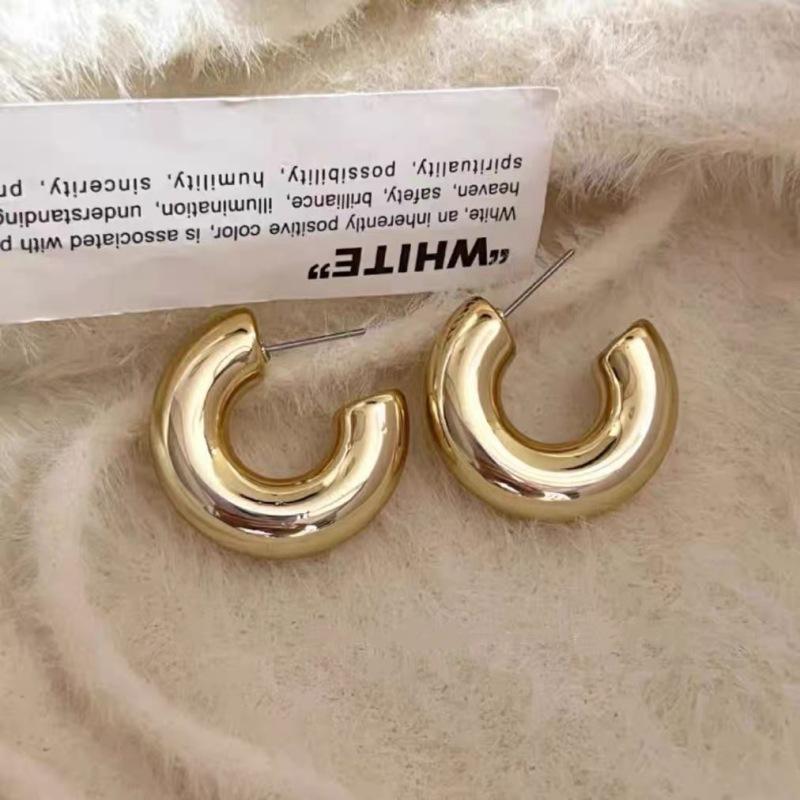 Европейская и американская нишевая ретро мода одиночный продукт маленькие серьги серьги женские простые индивидуальность универсальные для commuters ежедневные серьги