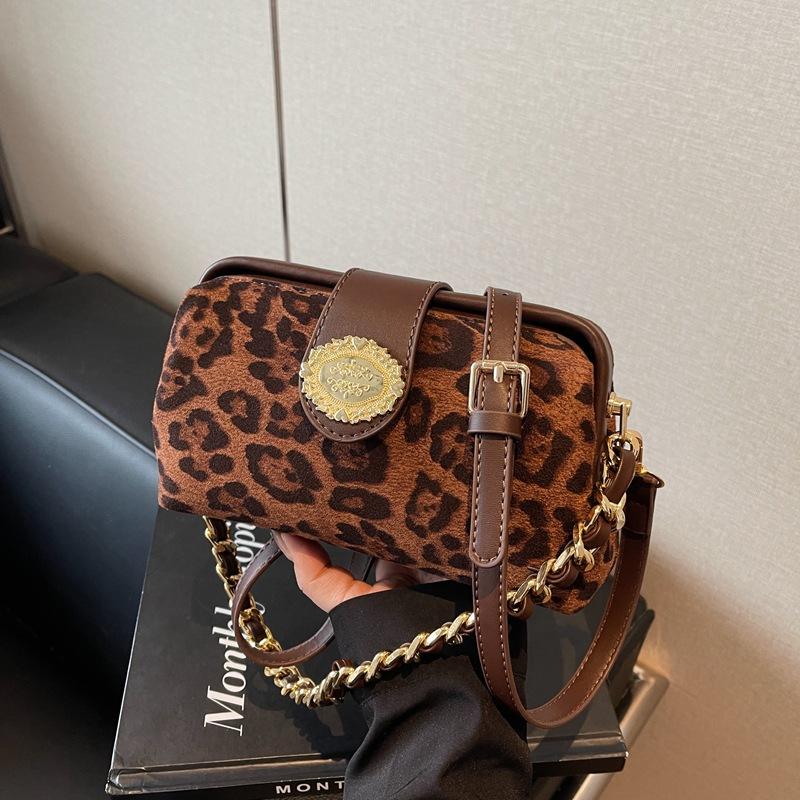 Premium Bag Women's Autumn and Winter New Retro Leopard Print Messenger Bag Versatile Chain Clip Small Square Bag