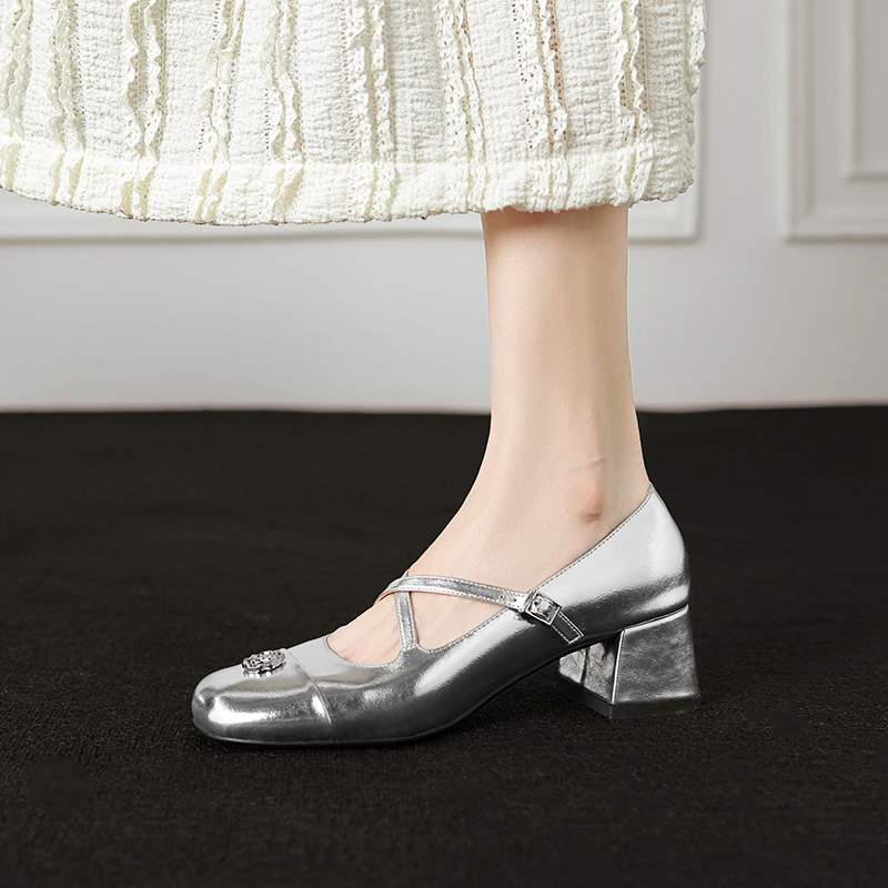 Krazing Pot Туфли-лодочки из овчины с квадратным носком и средним каблуком на осень и лето с металлическими цветами для женщин в стиле Мэри Джейн