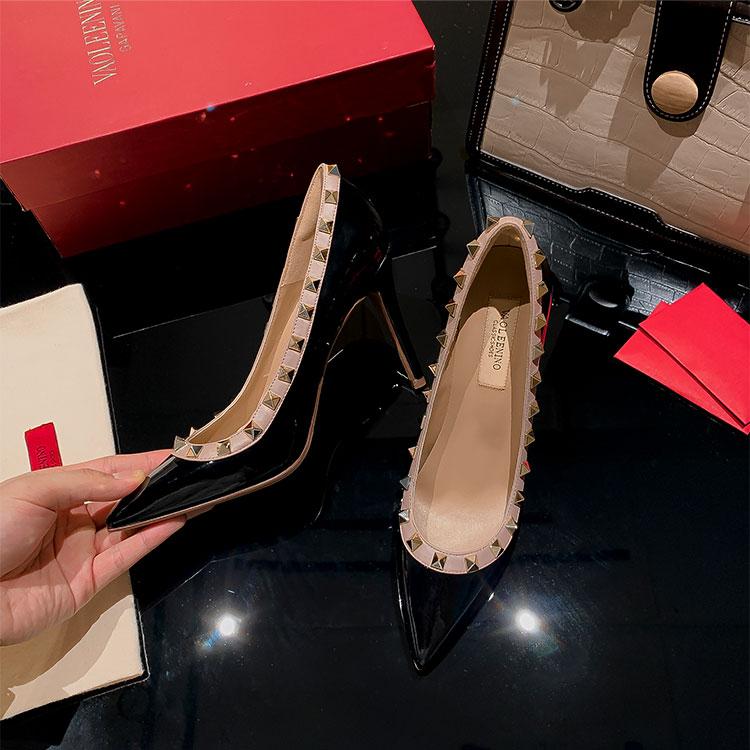 Туфли-лодочки на высоком каблуке нюдового цвета с острыми заклепками для женщин, новый сексуальный стиль королевы, тонкий каблук, французский вырез, одиночная обувь