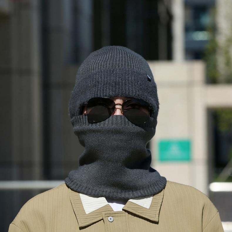 Two-Piece Hat Scarf Set Autumn Winter Windproof Warm Neck Knitted Cap for Men Outdoor Riding Windproof Ear Protection Neck Wool Cap with Scarf