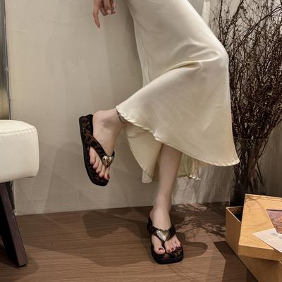 Повседневные шлепанцы с металлической пряжкой, на плоской подошве, с клипсой для пальца в елочку, крутые шлепанцы, летняя мода, универсальные, с мягкой подошвой, для отпуска, пляжные, женские шлепанцы