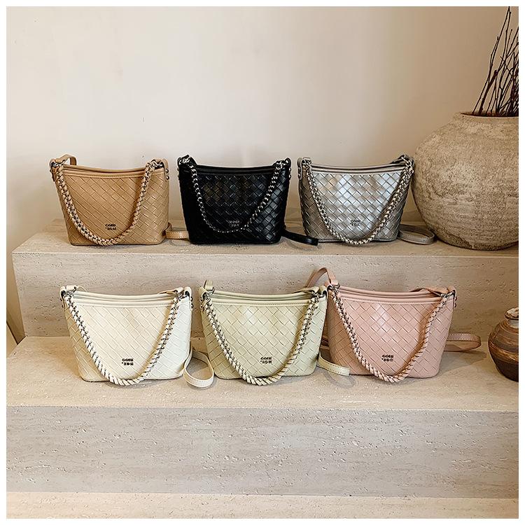 Textured bag women's 2025 spring and summer new trend fashion niche portable bucket bag commuter casual messenger bag