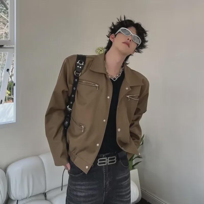 Мужская весна 2023 темная короткая куртка: Модный дизайн наплечника с металлической молнией