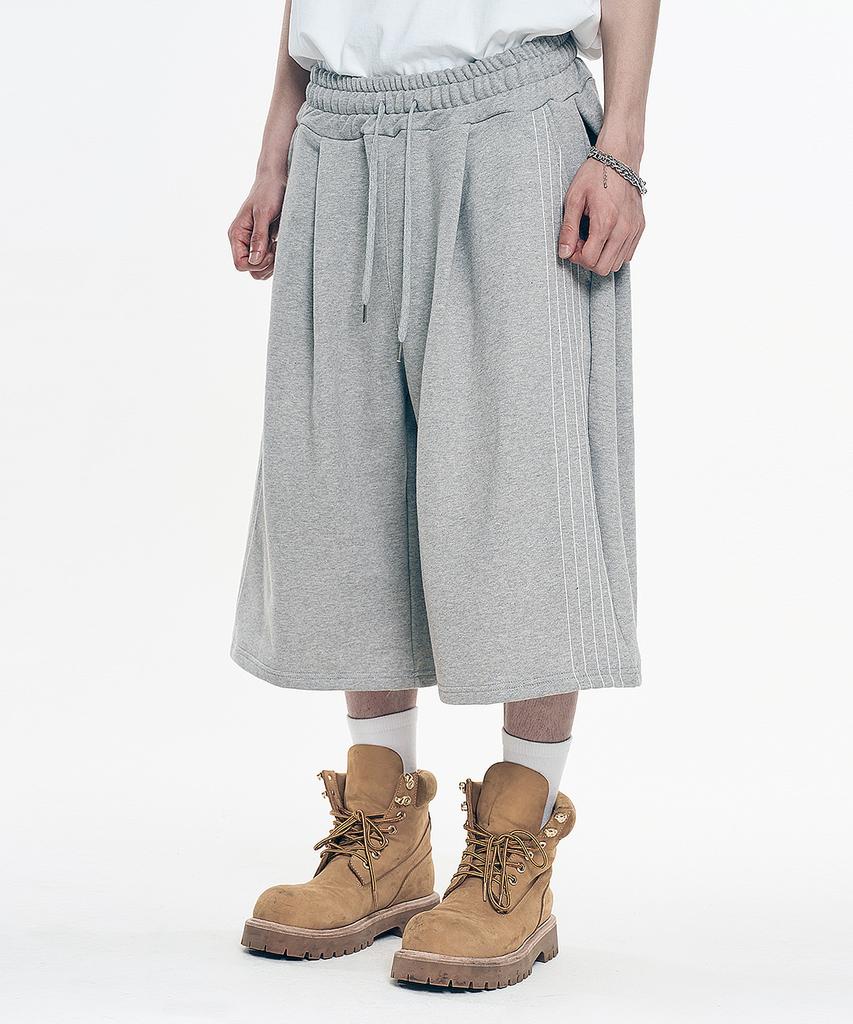 EASY NO EASY One-Pleat Bermuda Sweatpants - Black