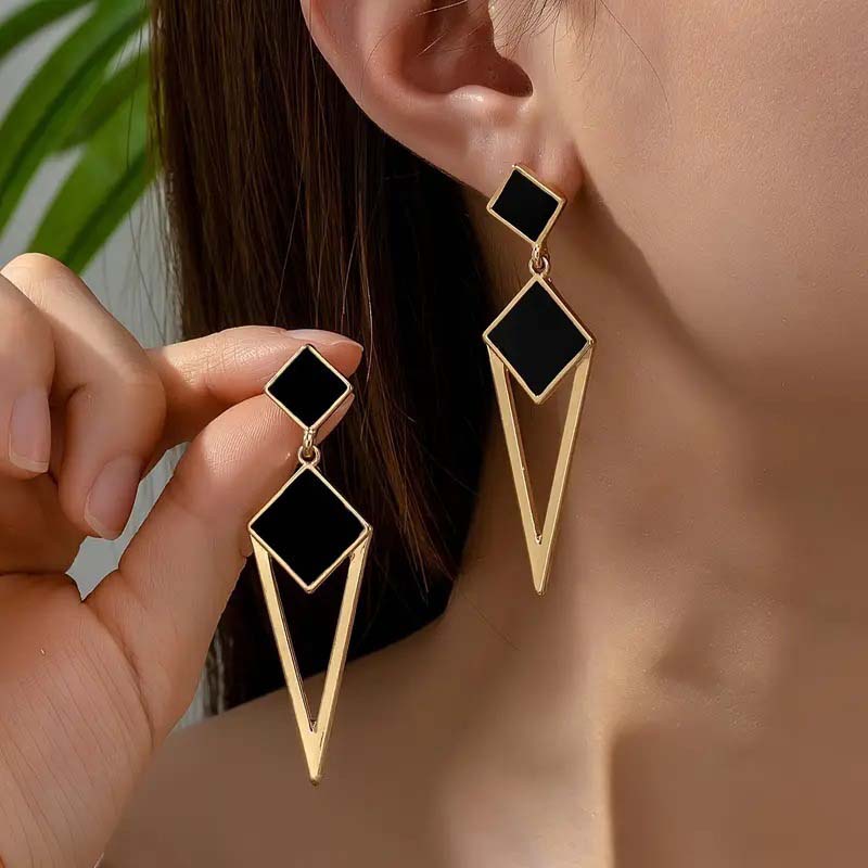 2026 New Arrival Gold Color Triangle Pendant Earrings for Women Minimalist Metal Geometric Long Dangle Statement Earring Jewelry