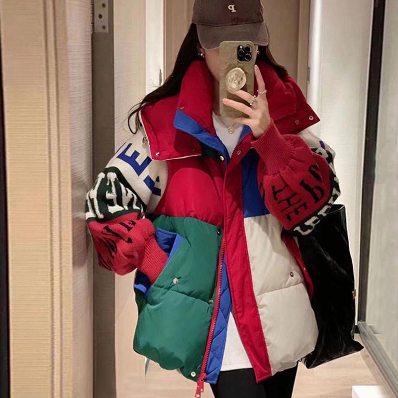 Женское зимнее хлопковое пальто - Куртка с капюшоном в стиле колор-блок с вязаными рукавами и дизайном с буквами