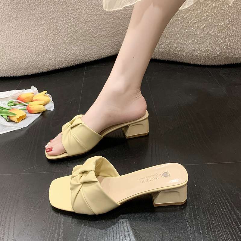 Темпераментные шлепанцы на толстом каблуке, женские летние, модные новинки 2025 года, под юбку, на высоком каблуке, крутые шлепанцы