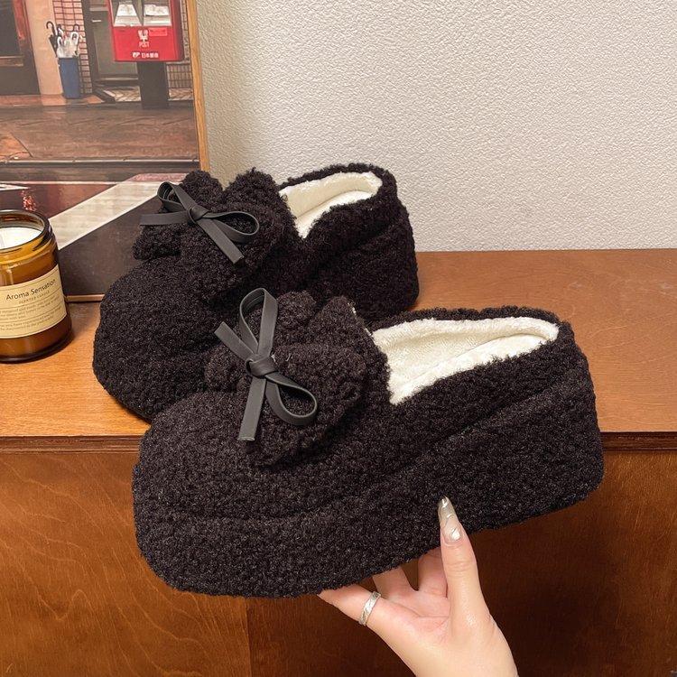 Белые пушистые тапочки высокого класса с толстой подошвой для верхней женской одежды, новинка 2025 года, мягкая на ощупь сумка на голову, легкая хлопковая швабра