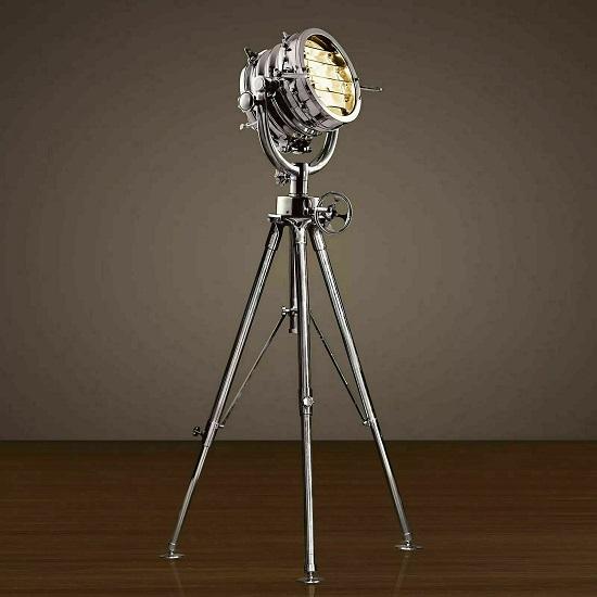 Старинный прожектор Royal Master Search Light в морском голливудском стиле.