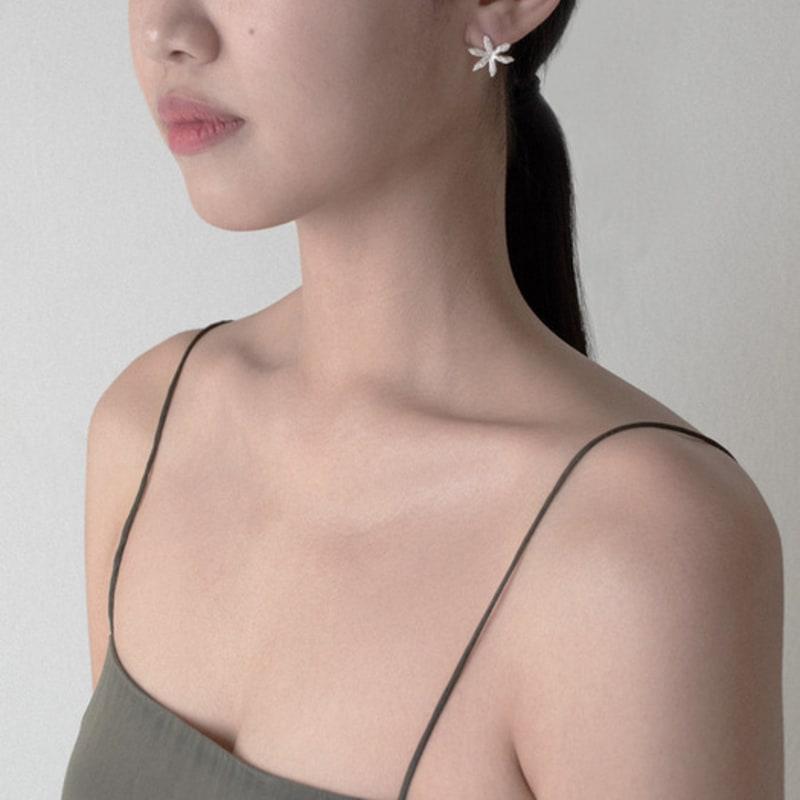 Mouvebament White Flower Earring_Silver925