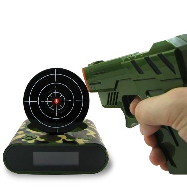 Утренняя цель будильника и черный пистолет