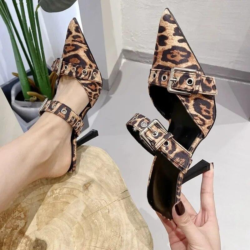 Весенние леопардовые модельные сандалии, женские пикантные шлепанцы с острым носком, 2024, шлепанцы на высоком каблуке, новые туфли-лодочки с открытой пяткой, шлепанцы