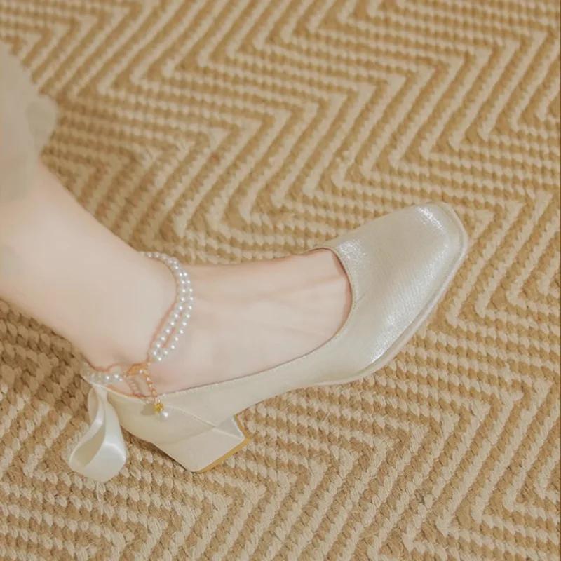 2025С туфлями-лодочками на среднем каблуке с квадратным носком и жемчугом для женщин в продаже Молодежная акция Весенняя мода Свадебная обувь для невесты