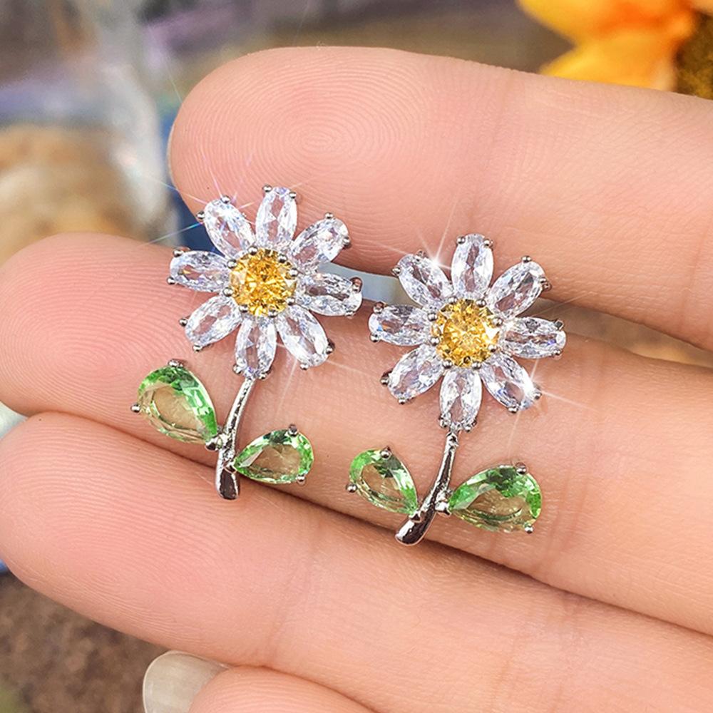 Star of the same style, high-end sense light luxury niche design small flower stud earrings, daisy earrings earrings