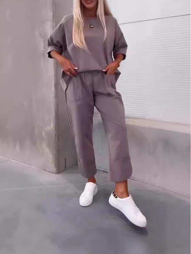 Женский осенний повседневный комплект из двух предметов 2024: Однотонный топ с круглым вырезом и укороченные брюки.