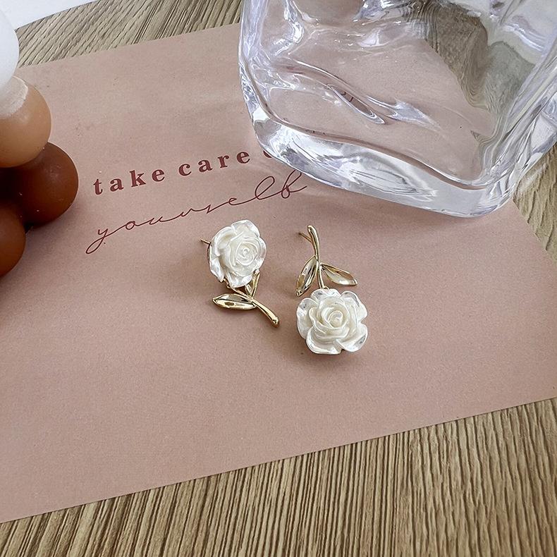 Красивые серьги-камелии, новые металлические асимметричные серьги-гвоздики в стиле хипстер с цветочным узором