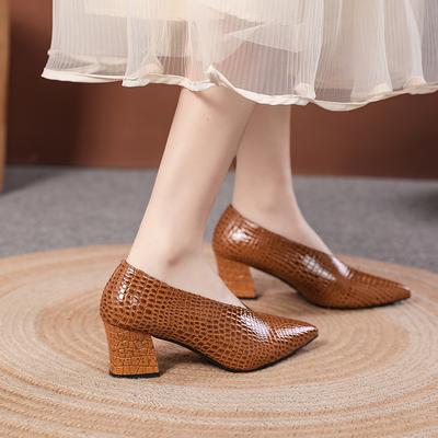 Мода 2025 новые Остроносые V-образный вырез Лакированная кожа Одиночная женская обувь Высокие каблуки Весна Универсальные Ретро Массивные Одиночные туфли Zapatos De Mujer