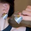 Нишевые высококачественные осенние и зимние новые серьги-сердечки с контрастным золотым и серебряным цветом, металлические серьги-сердечки, женственные серьги