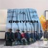 1 шт. Фланелевое одеяло с принтом Enhypen, Высококачественное, для всех сезонов, Декор для дома, Тепло и уют, Идеально для рождественских подарков