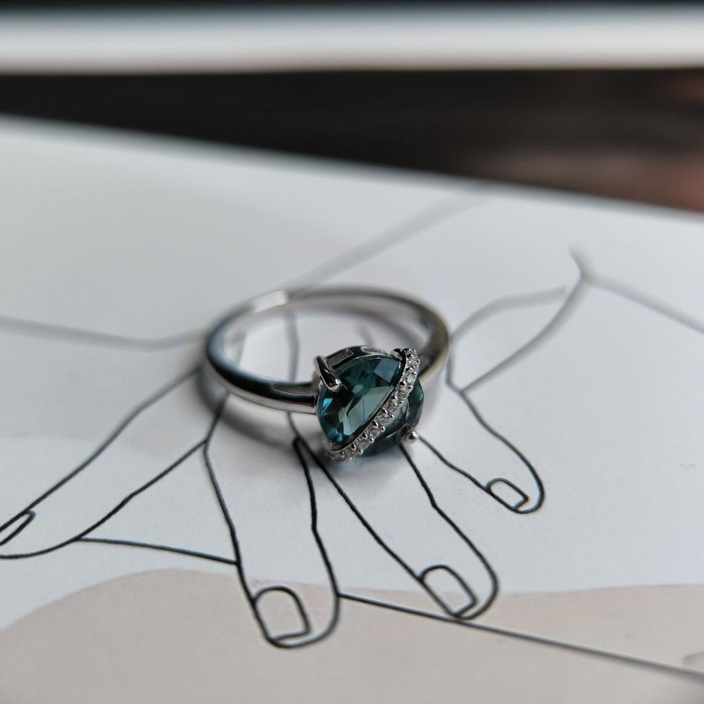 Серебряное кольцо с топазом Лондон Блю 1.841ct, фианитами, вес изделия 2,35 гр (2178156)