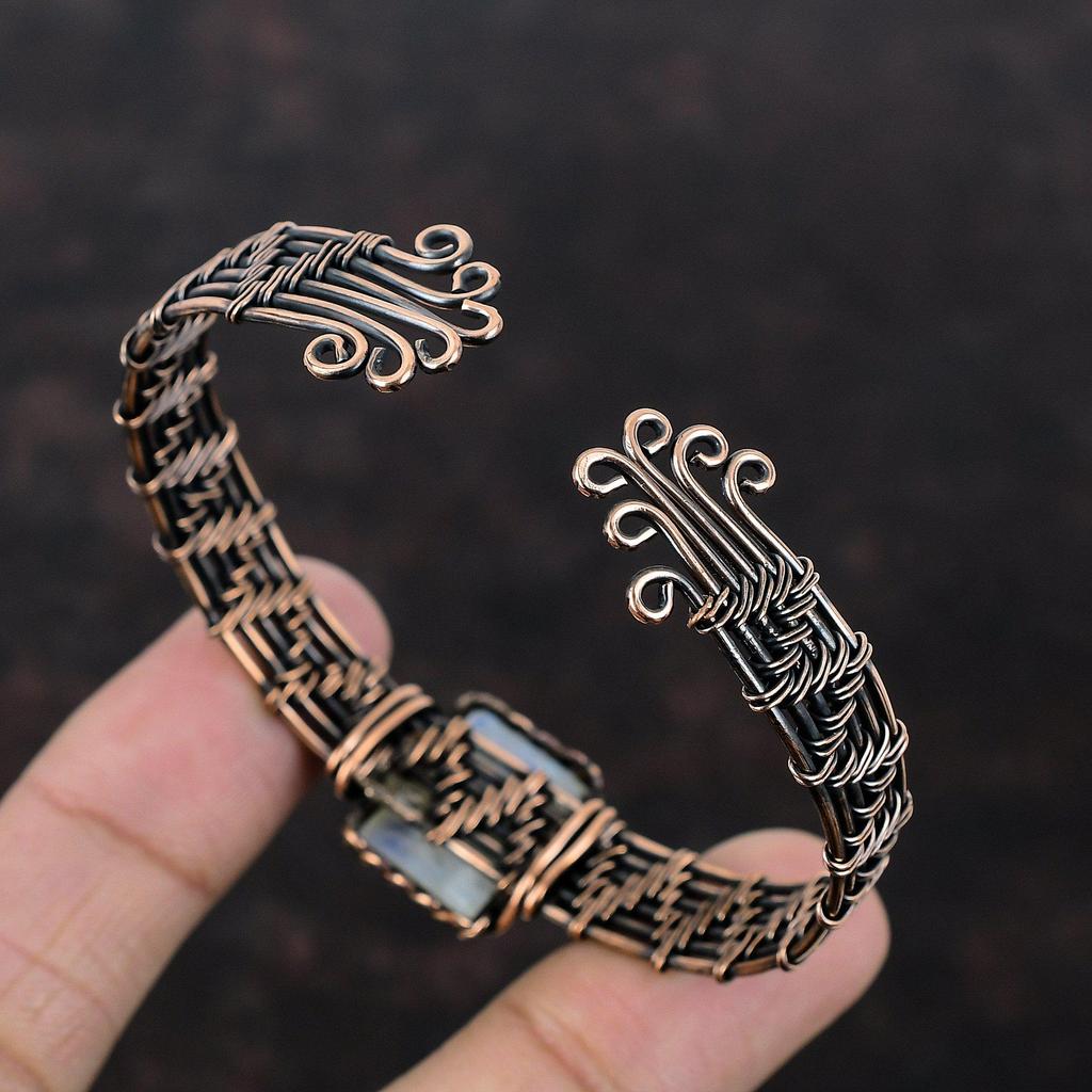 Браслет-манжета с радужным лунным камнем, медная проволока, браслет с драгоценными камнями, браслет ручной работы, регулируемый браслет-манжета, уникальные ювелирные изделия из медной проволоки