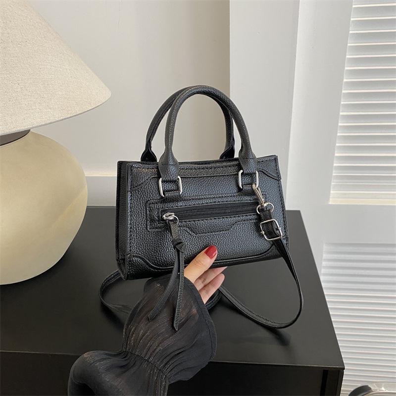 Модная сумка 2024 года, новая корейская версия, трендовая повседневная маленькая квадратная сумка, простая модная сумка через плечо, повседневная сумка-мессенджер