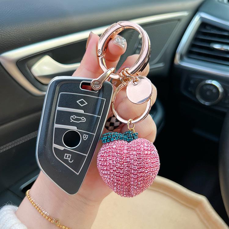 Персиковый брелок-коготь со стразами с большой хрустальной пряжкой