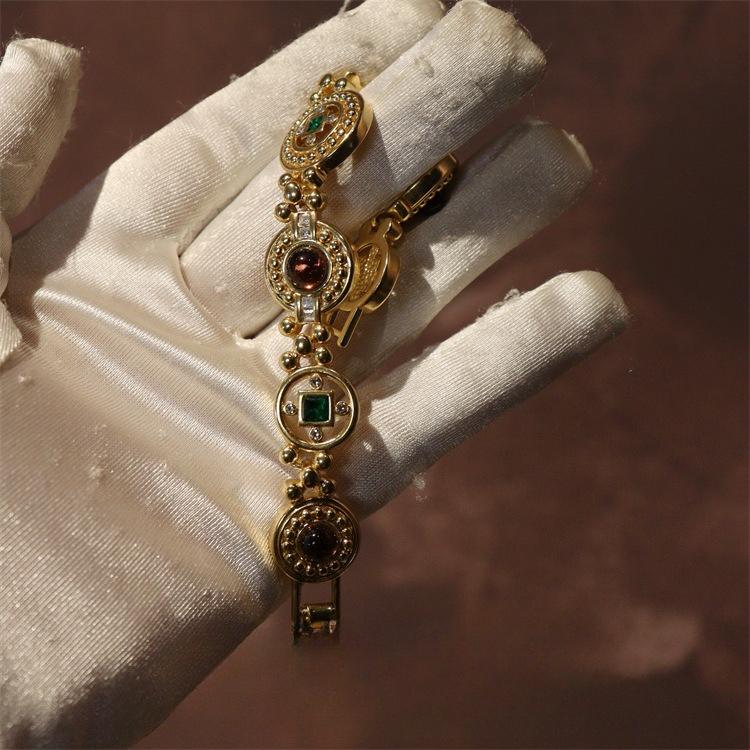 Это ажурное ожерелье из цветной эмалированной латуни в придворном стиле, дополненное чокером, идеально подходит для вечеринок, праздников и других особых случаев.