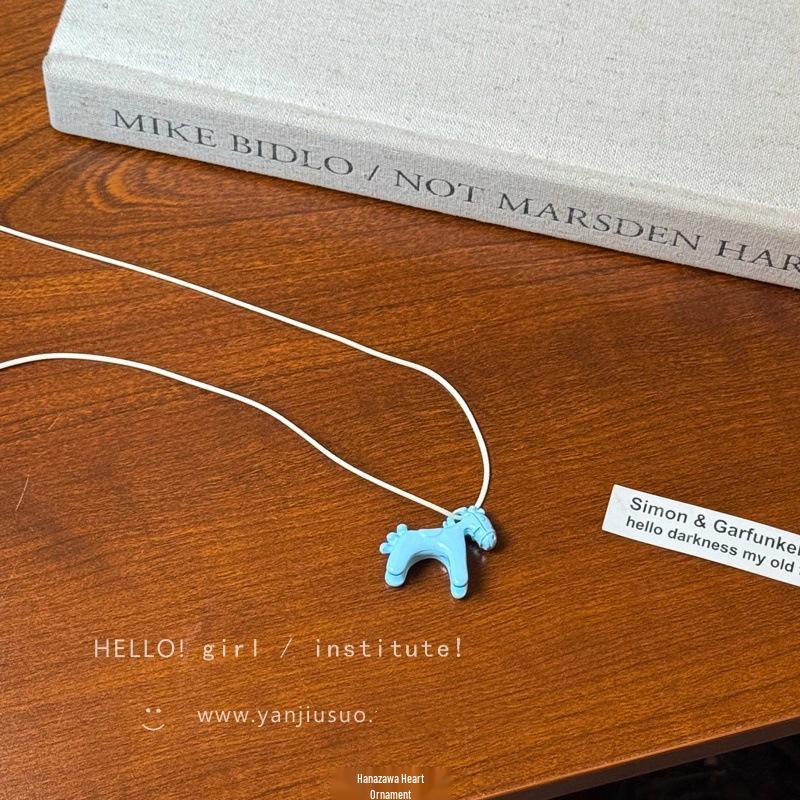 Ожерелье-подвеска «Пони» 2025, ретро, красная глазурь с подтеками: Элегантное женское длинное ожерелье-цепочка для свитера