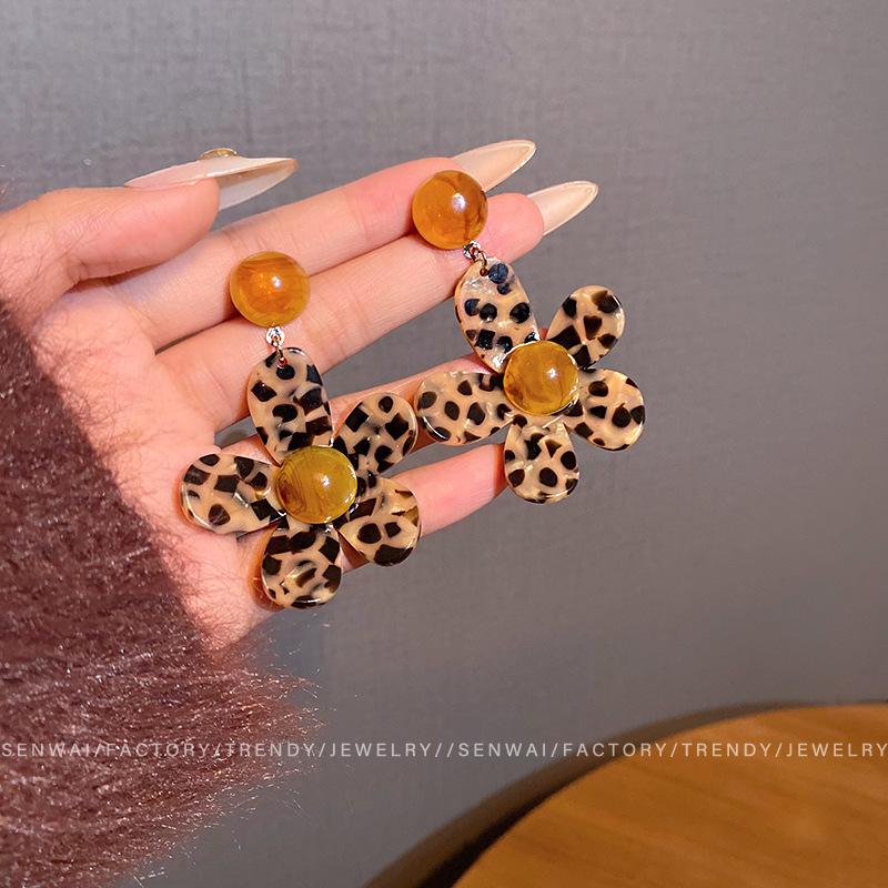 European and American style leopard print flower stud earrings female retro niche design earrings fashionable simple versatile commuter ear jewelry