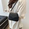 Простая и модная новая корейская версия однотонной маленькой квадратной сумки для женщин 2024 года, новая повседневная сумка-мессенджер в ретро-стиле в иностранном стиле