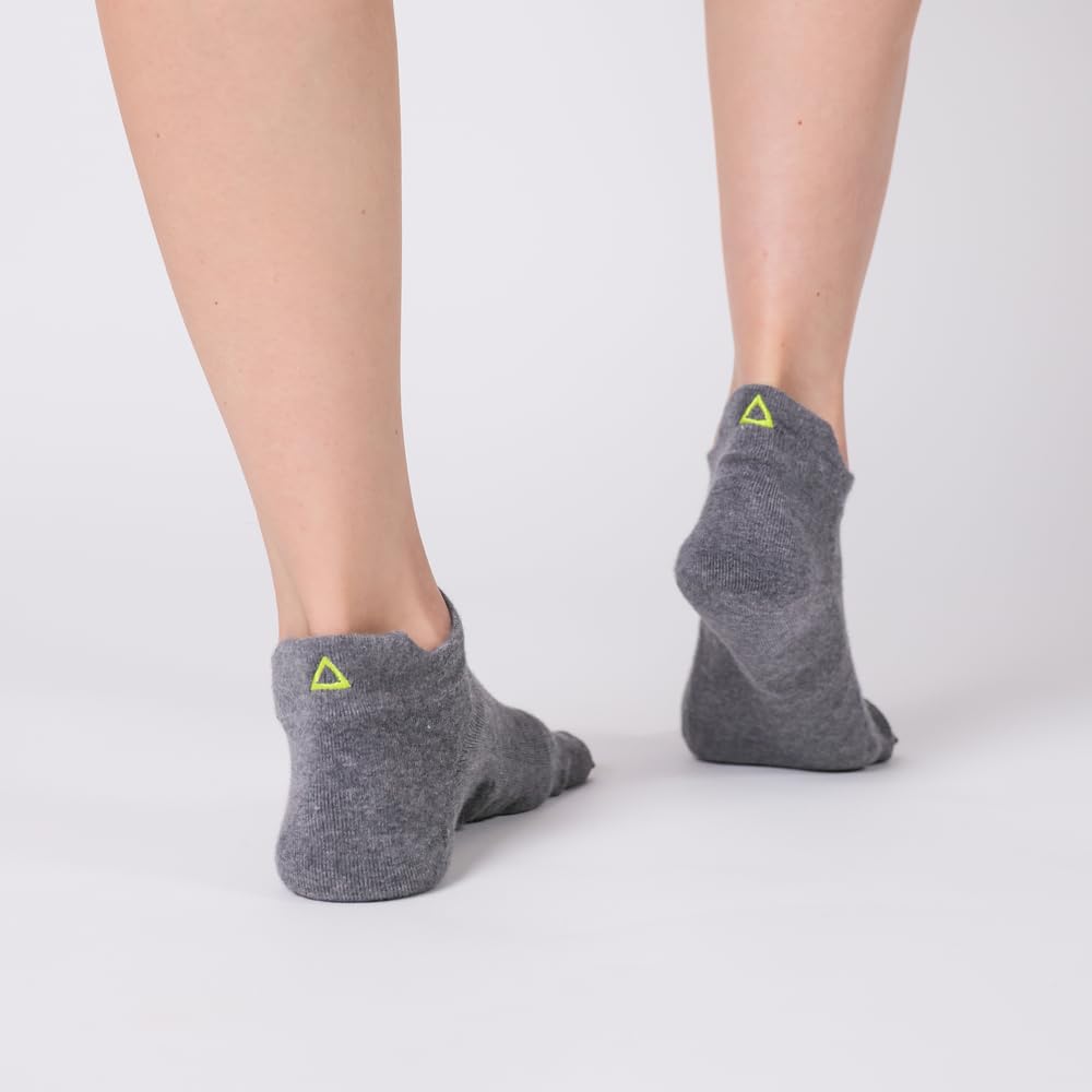 Naboso разработано для поддержки оптимальной стопы Разработано подологами в Соединенных Штатах с запатентованной текстурой для пальцев Серые носки с пятью пальцами, движение. Штаты,