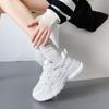 Модные женские летние кроссовки 2024 года, универсальные повседневные спортивные туфли в стиле ретро с сеткой, толстая подошва, дышащие спортивные туфли, маленькие белые кроссовки для женщин