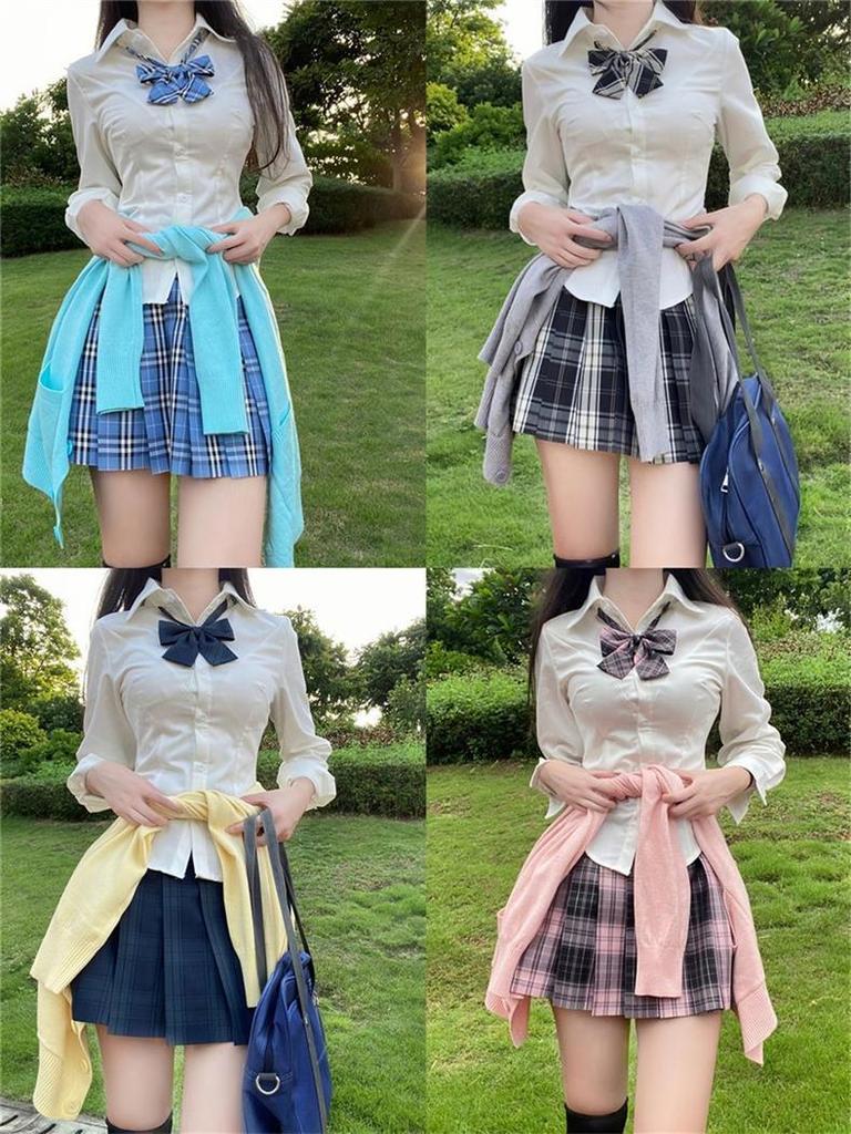 Комплект облегающей белой футболки и клетчатой школьной юбки: Подлинный студенческий стиль с чистой, желанной эстетикой