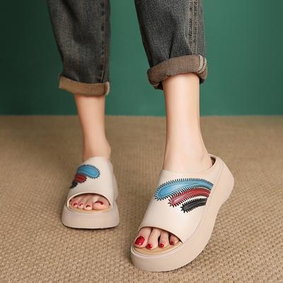 Модные летние шлепанцы из коровьей кожи высшего слоя для ношения на улице, обувь на платформе, увеличивающая рост, 2025 новинка, женские модные шлепанцы смешанной расцветки