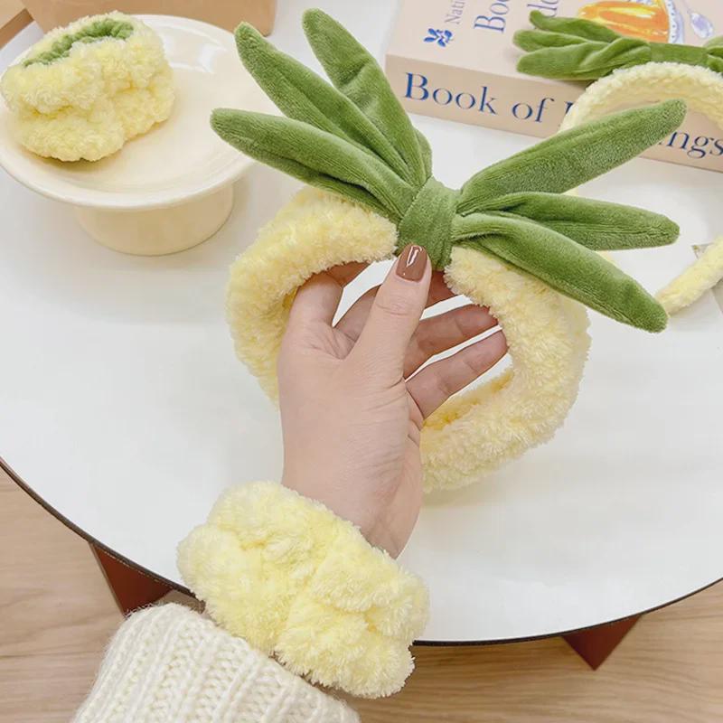 2025 г. Очаровательная повязка на голову в виде ананаса и набор нескользящих повязок для волос для женщин — набор из 3 предметов для мытья и укладки с браслетом