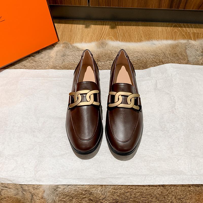 Высококачественная кожаная обувь Металлические цепи Плоская подошва Женские Мулы с круглым носком Весна Осень Однослойные Мокасины Женские Удобные Слипоны Лоферы