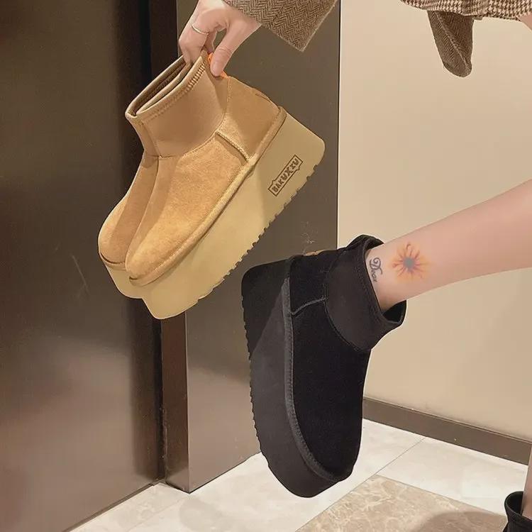Женские европейские зимние ботинки на толстой подошве 2024 года: Мягкие, увеличивающие рост, теплые и модные короткие хлопковые туфли для зимы