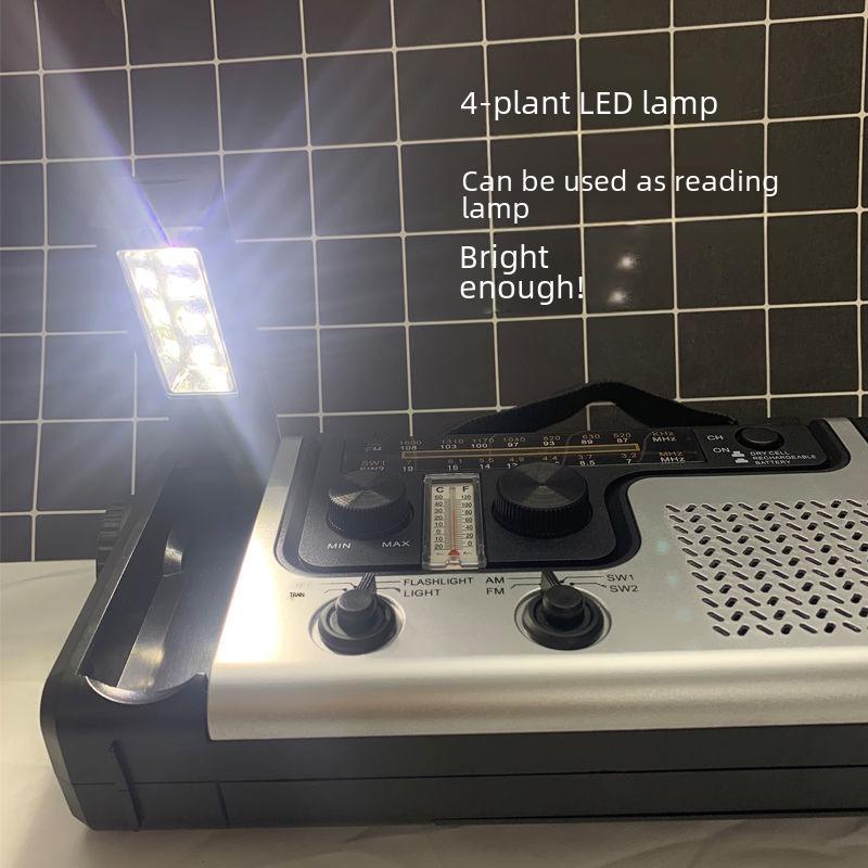 Радиоприемник на солнечных батареях с ручным приводом и фонариком для пожилых людей