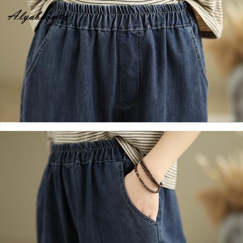 2025 Новый корейский стиль Лето Женские повседневные свободные синие джинсовые капри с эластичной талией и вышивкой в стиле пэчворк Тонкие джинсы длиной до колена