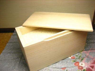 Контейнер для риса из древесины павловнии Томикава, 5 кг, простой, 1-го (1 ход) Мерный стакан с выравнивателем