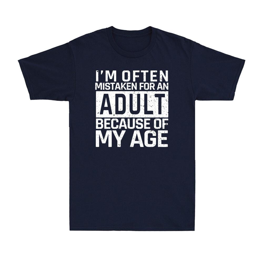 Меня часто принимают за взрослого из-за моего возраста. Забавная надпись. Мужские забавные футболки. Графические футболки. Летние хлопковые футболки-топы
