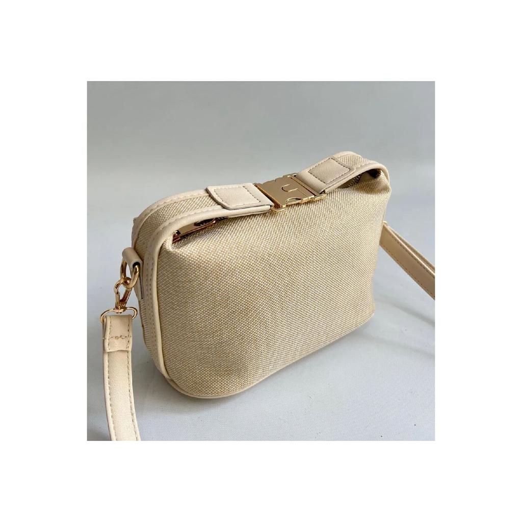 Deel Model Hand And Women's Shoulder Bag