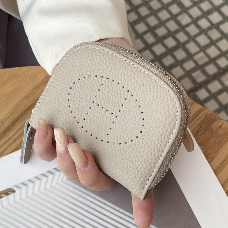 Новый кошелек для монет из натуральной кожи 2025 года: Верхний слой коровьей кожи, ажурный дизайн, многофункциональный держатель для карт и отделение для банковских карт