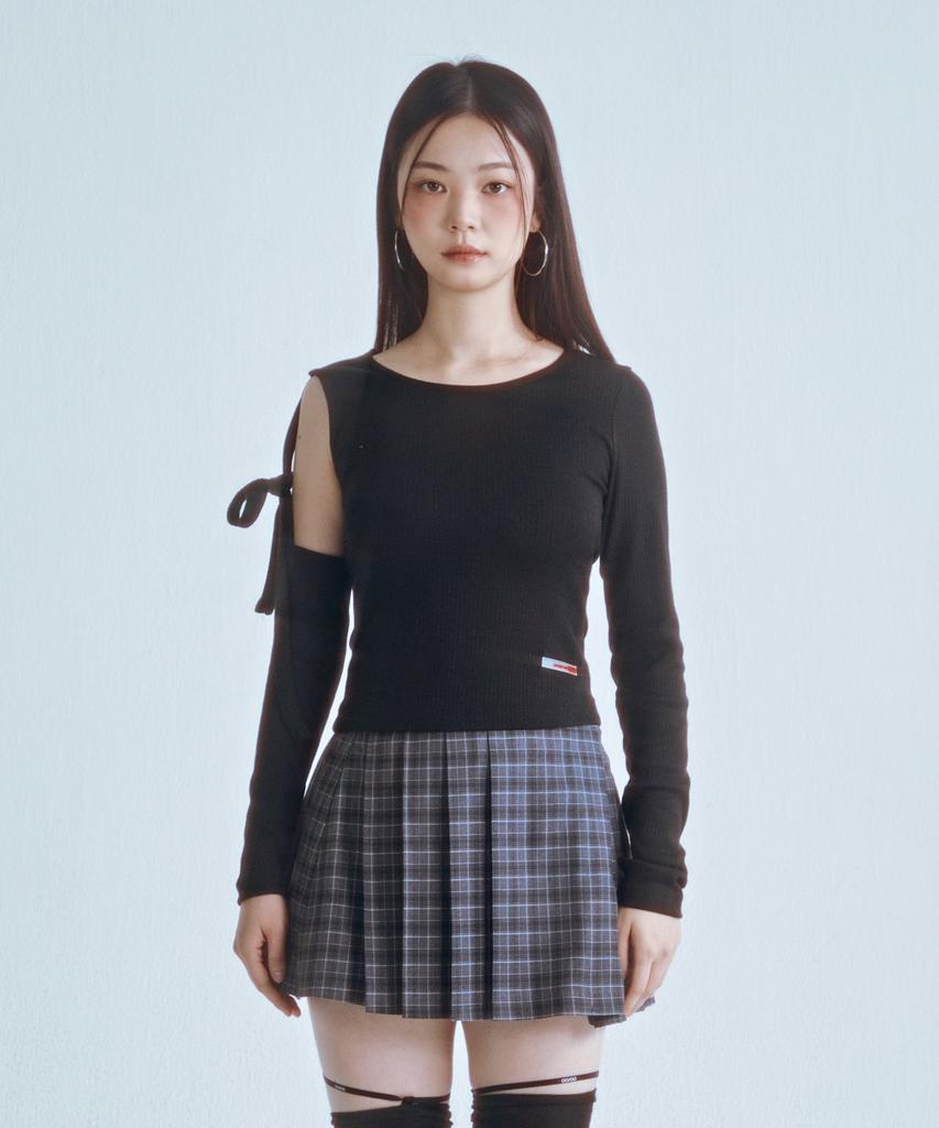 FOUR YOUNG Unbalanced Tie Top Black