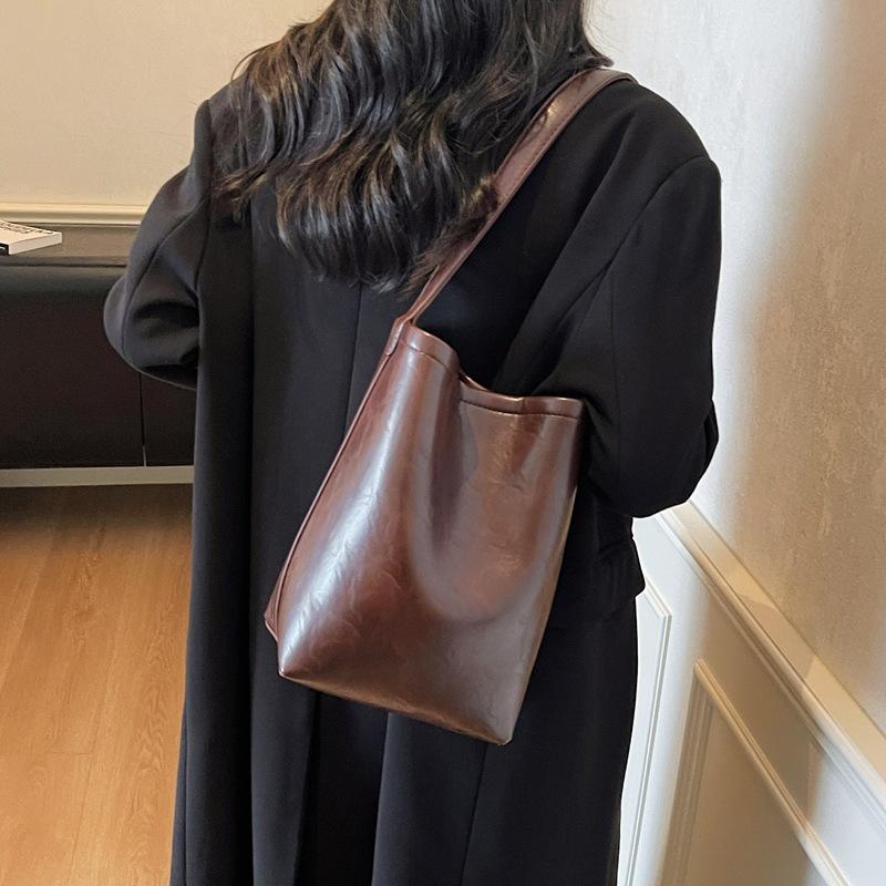 Сумка премиум-класса, нишевая, женская, осень-зима 2025, новая, ретро, универсальная, на плечо, сумка-мессенджер, повседневная и взрывная сумка-ведро